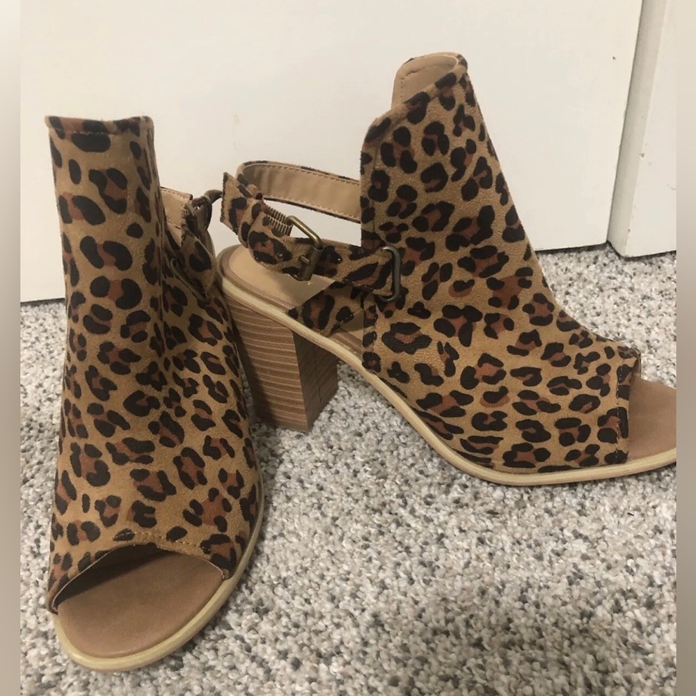 Very Volatile Leopard open toe Mule Sandal 9 bootie chunky heel